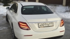 Встреча из роддома на автомобиле Мерседес Е213 белый с водителем в СПб